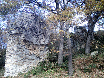 Locality San Giuseppe - archaeological area of Grumentum: remains of the aqueduct on continuous structure in opus reticulatum at the entrance of the ancient city, from south 